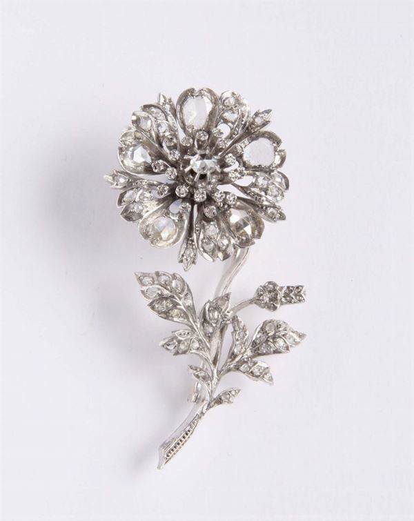 Spilla a forma di fiore con diamanti di vecchio taglio
