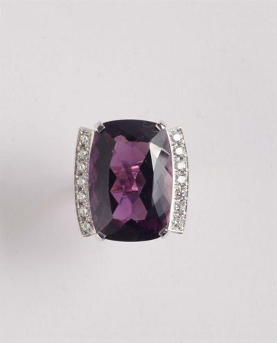 Anello con Grande Ametista e Diamanti