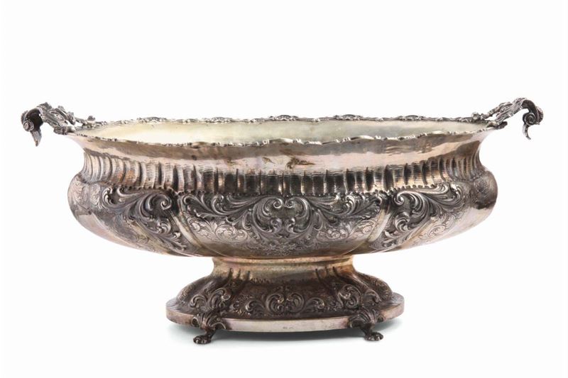 Centrotavola in argento sbalzato, metà XX secolo  - Auction Silvers, Ancient and Contemporary Jewels - Cambi Casa d'Aste