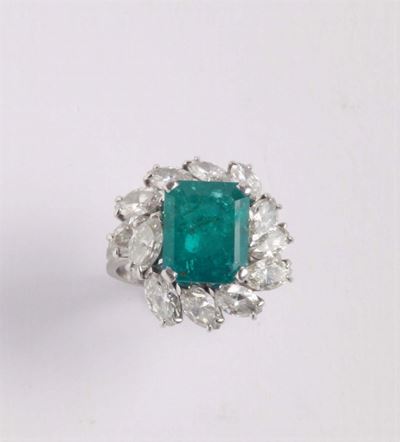 Anello con Smeraldo e Diamanti Taglio Fantasia