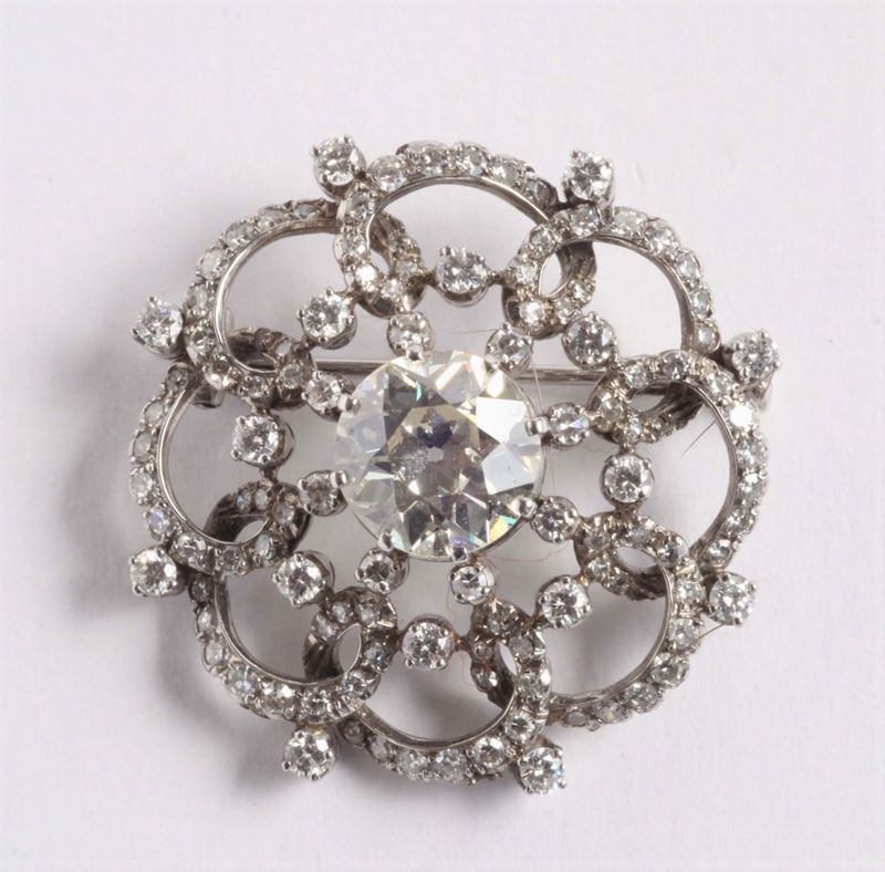 Spilla con diamante centrale di vecchio taglio di ct 4,50 circa  - Auction Silvers, Ancient and Contemporary Jewels - Cambi Casa d'Aste