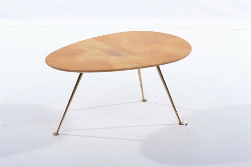Tavolino con piano ovale e supporti in ottone lucido.  - Asta Design - II - Cambi Casa d'Aste