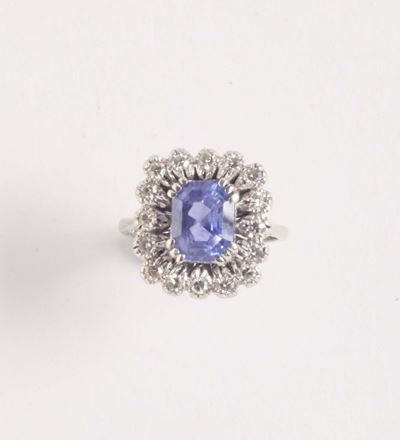 Anello con Zaffiro e Diamanti a Contorno