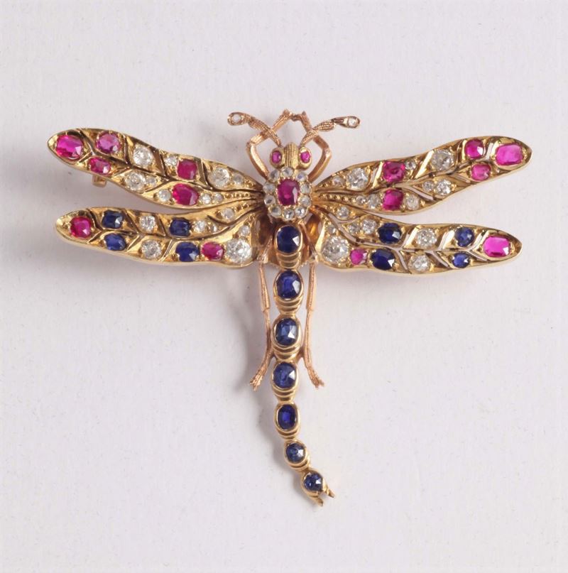 Spilla raffigurante una libellula con diamanti, zaffiri e rubini  - Asta Argenti e Gioielli Antichi e Contemporanei - Cambi Casa d'Aste