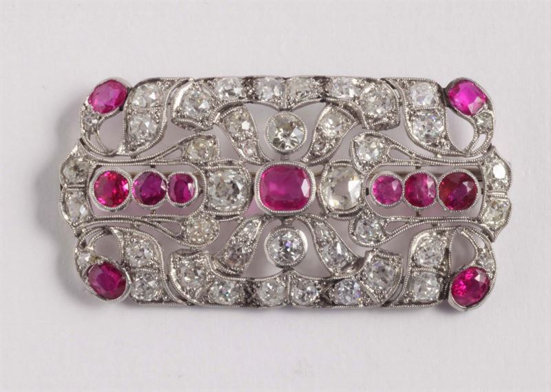 Spilla con rubini e diamanti. 1910 - 1920  - Auction Silvers, Ancient and Contemporary Jewels - Cambi Casa d'Aste