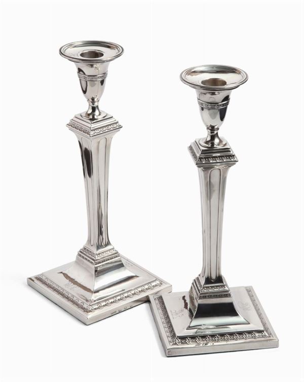 Coppia di candelabri in argento fuso e cesellato, con crest alla base e suelle bobeches.  Giorgio III, città di Sheffield, 1783, argentiere H. Greenaway Collezione Bulgari