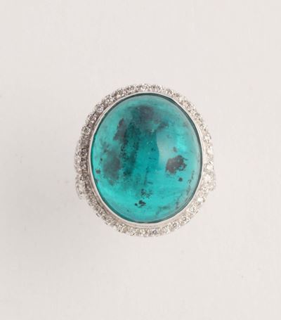 Anello con Smeraldo Cabochon e Diamanti