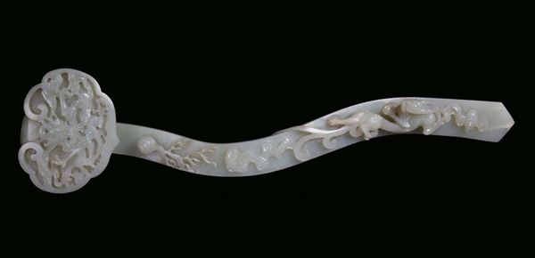 Scettro in giada bianca-celadon con draghi scolpiti a rilievo, Cina, Dinastia Qing, Periodo Qianlong  [..]