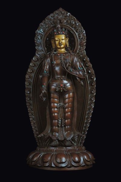 Figura di Bodhisattva Eretta in Rame Parzialmente Dorata Turchese Corallo e Specchio, CM 47,5 Cin...