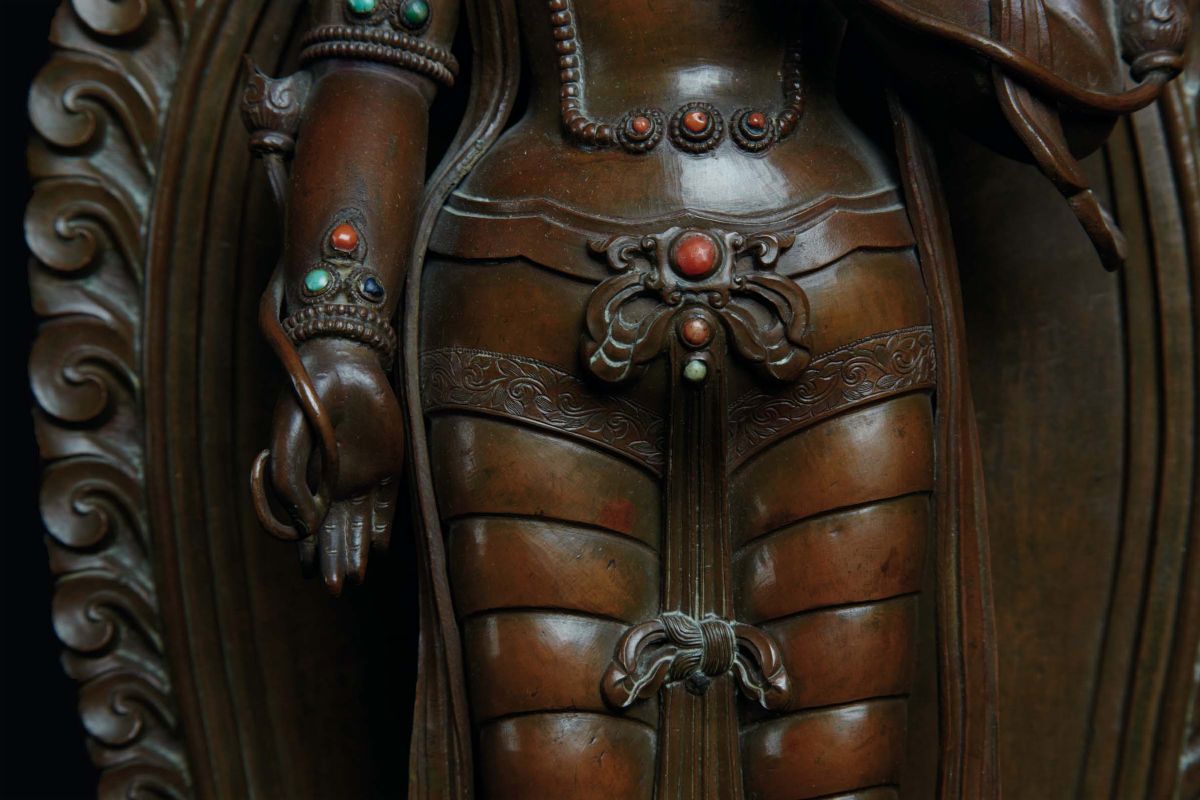 Figura di Bodhisattva Eretta in Rame Parzialmente Dorata Turchese Corallo e Specchio, CM 47,5 Cin...