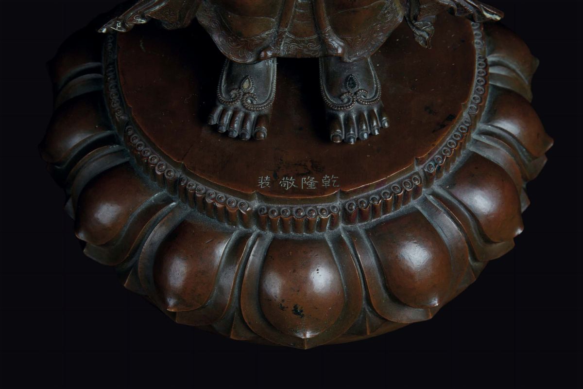Figura di Bodhisattva Eretta in Rame Parzialmente Dorata Turchese Corallo e Specchio, CM 47,5 Cin...