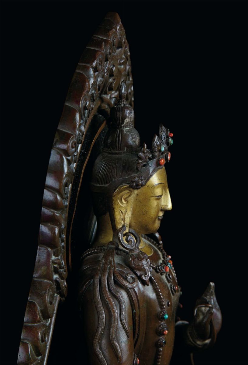 Figura di Bodhisattva Eretta in Rame Parzialmente Dorata Turchese Corallo e Specchio, CM 47,5 Cin...