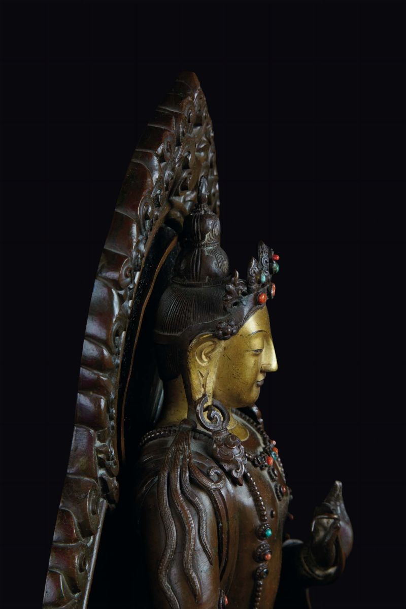 Figura di Bodhisattva Eretta in Rame Parzialmente Dorata Turchese Corallo e Specchio, CM 47,5 Cin...