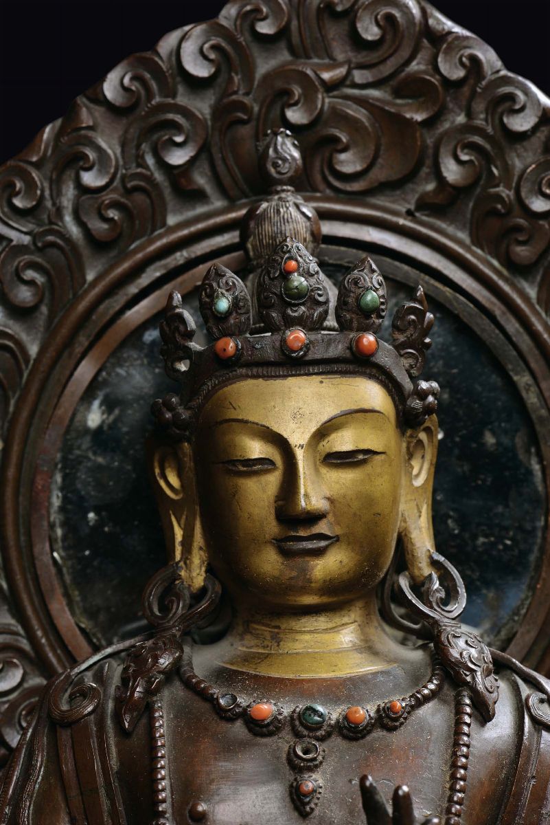 Figura di Bodhisattva Eretta in Rame Parzialmente Dorata Turchese Corallo e Specchio, CM 47,5 Cin...