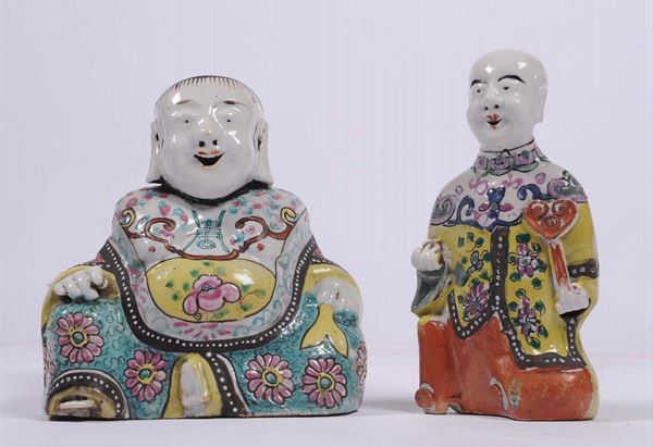 Due figure di Buddha in porcellana policroma