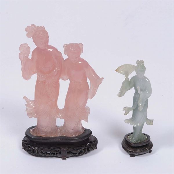 Due figure in quarzo rosa e figura in giada