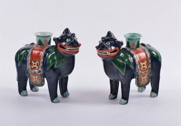 Coppia di vasi a guisa di cani di pho in porcellana, Cina XX secolo
