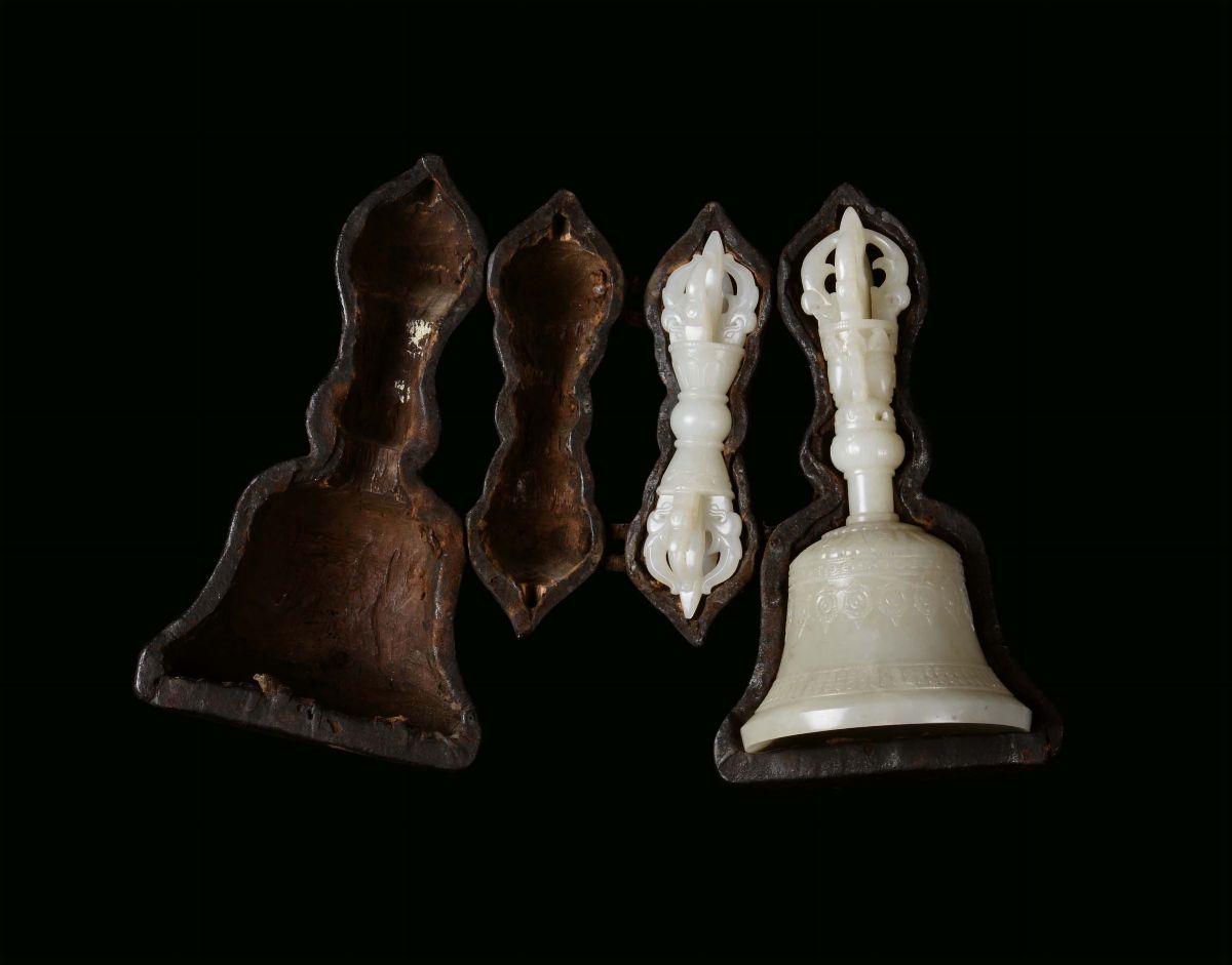 Straordinaria e Rara Campana o Guanta con Dorje o Vajra in Giada Bianca di Manifattura Imperiale,...