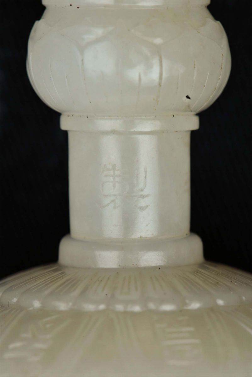 Straordinaria e Rara Campana o Guanta con Dorje o Vajra in Giada Bianca di Manifattura Imperiale,...