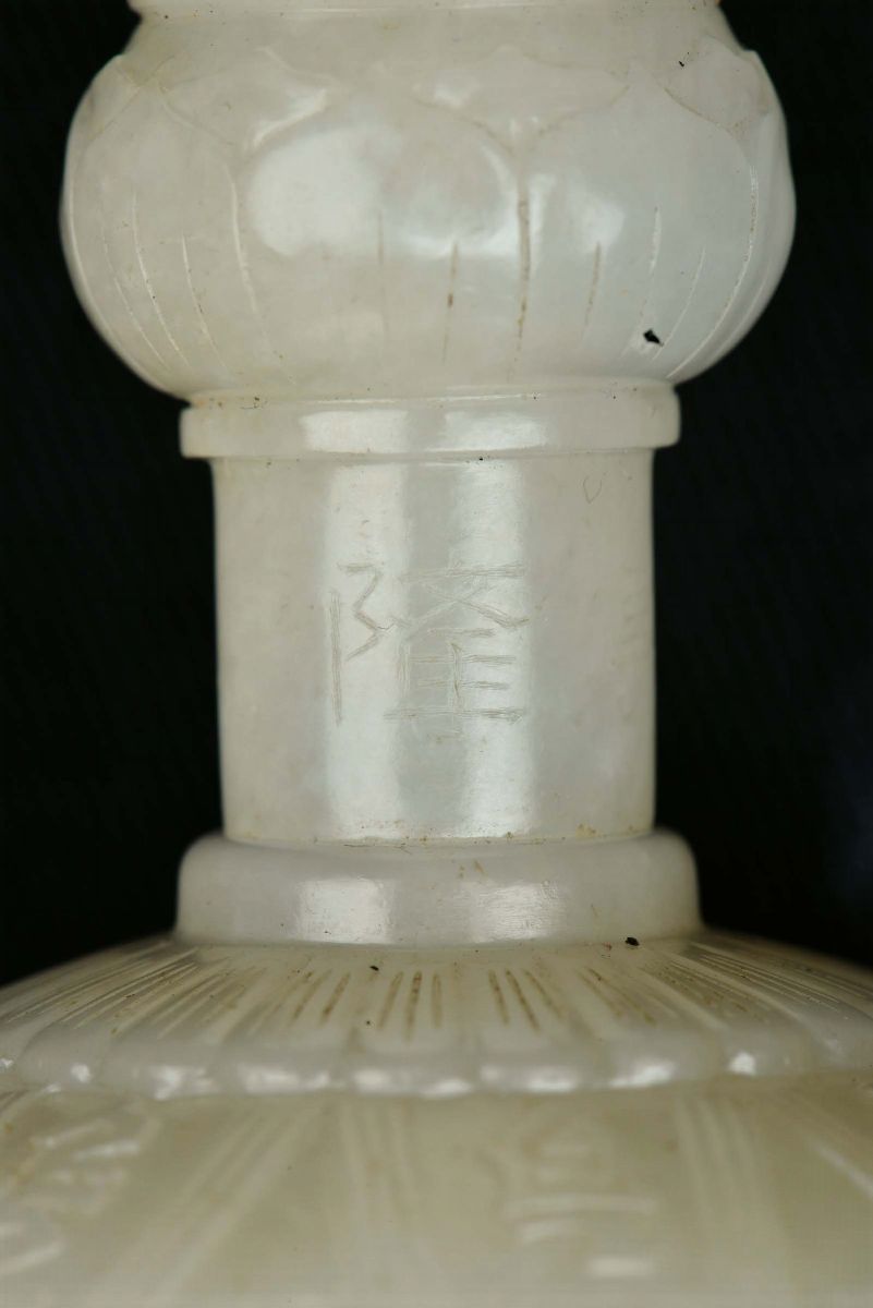 Straordinaria e Rara Campana o Guanta con Dorje o Vajra in Giada Bianca di Manifattura Imperiale,...
