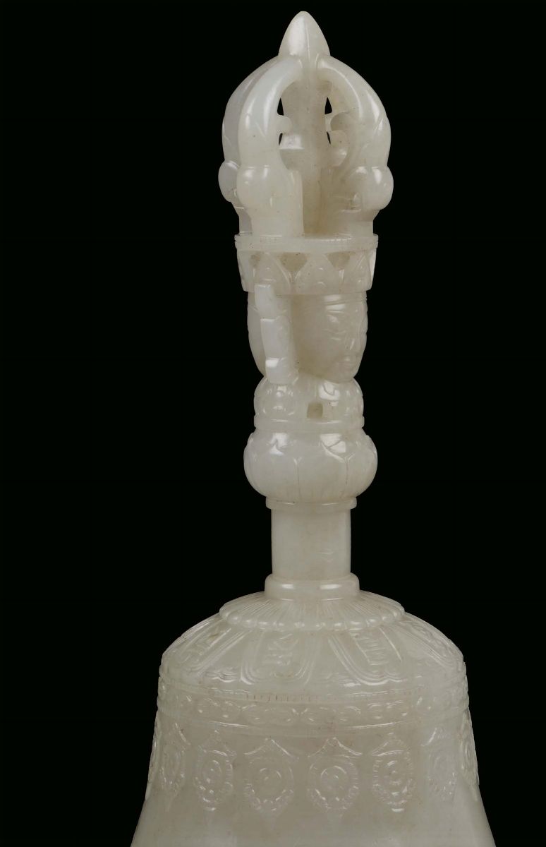 Straordinaria e Rara Campana o Guanta con Dorje o Vajra in Giada Bianca di Manifattura Imperiale,...