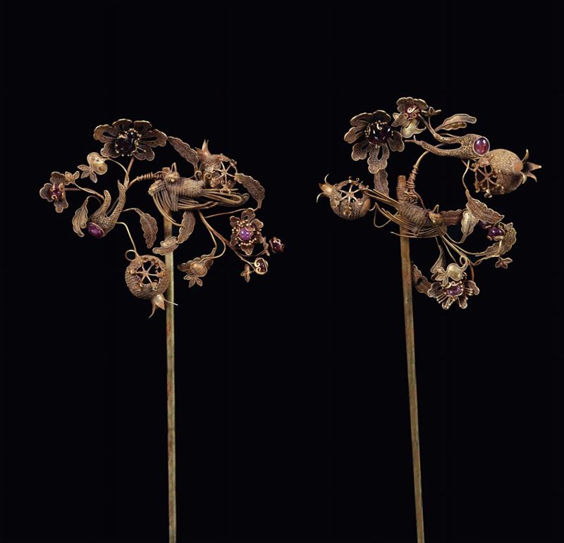 Pair of gold and ruby pins, China, Qing Dynasty, Qianlong Period (1736-1795), cm 18  - Auction Fine Chinese Works of Art - Cambi Casa d'Aste