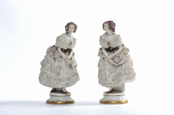 Coppia di statuine in porcellana con figure femminili, Germania