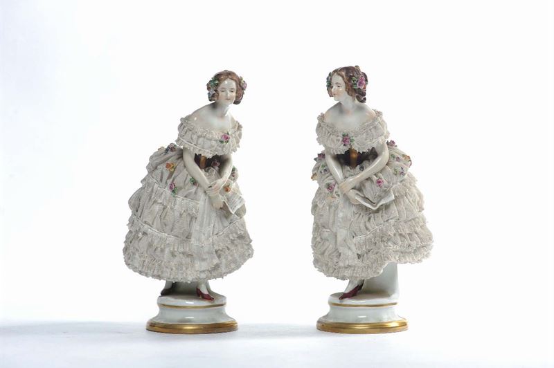Coppia di statuine in porcellana con figure femminili, Germania  - Auction Antique and Old Masters - II - Cambi Casa d'Aste