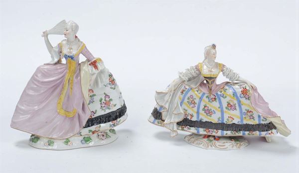 Due figure femminili in porcellana con ventagli