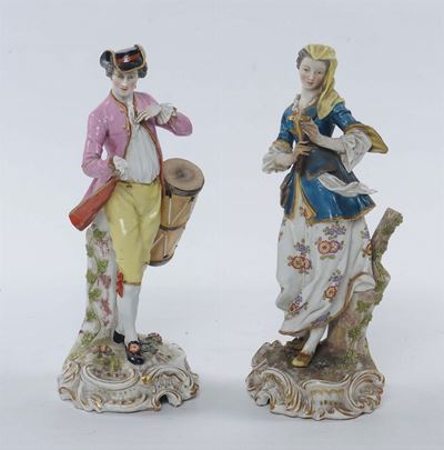 Coppia di Figurine in Porcellana Raffiguranti Giovani Suonatori
