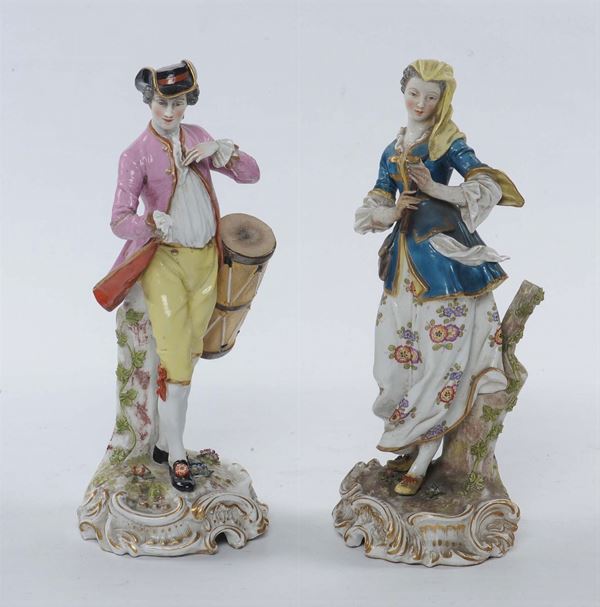 Coppia di figurine in porcellana raffiguranti giovani suonatori