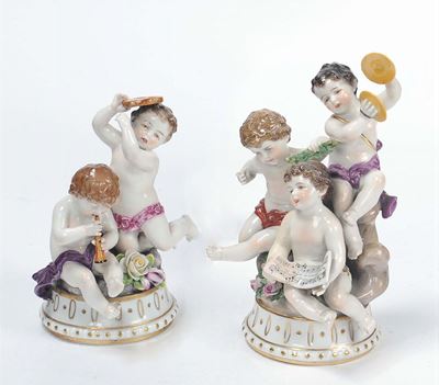 Due Piccoli Gruppi in Porcellana con Putti Musicanti
