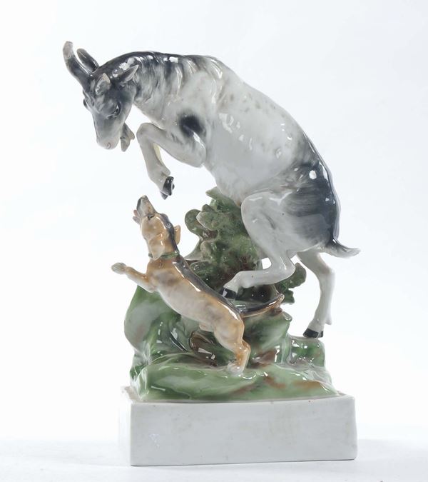 Gruppo in porcellana raffigurante caprone con cane