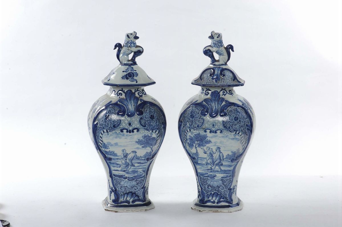 Cinque Vasi in Maiolica con Decoro Monocromo Blu, Delft