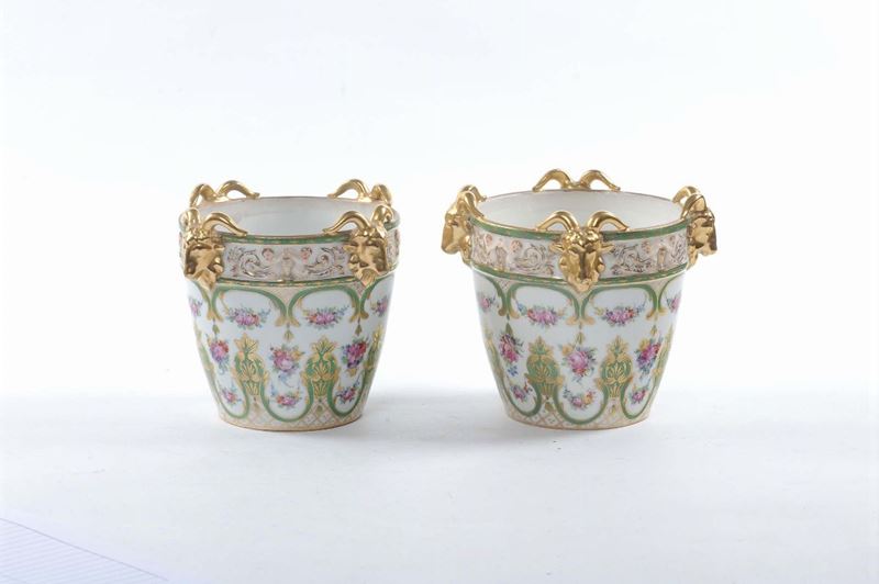 Coppia di cachepot in porcellana a decoro policromo floreale  - Asta Antiquariato e Dipinti Antichi - II - Cambi Casa d'Aste