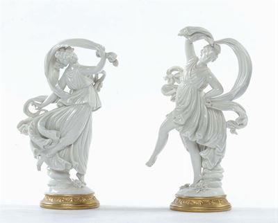 Due Statuine Raffiguranti Fanciulle Danzanti in Porcellana Bianca