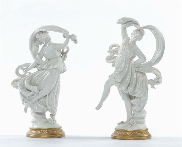 Due statuine raffiguranti fanciulle danzanti in porcellana bianca