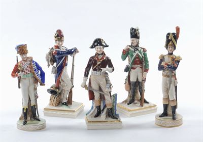 Cinque Figure in Porcellana Raffiguranti Militari in Uniforme