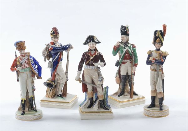 Cinque figure in porcellana raffiguranti militari in uniforme