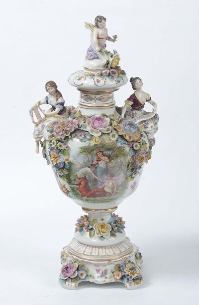 Vaso in Porcellana con Decorazione Policroma con Fiori in Rilievo