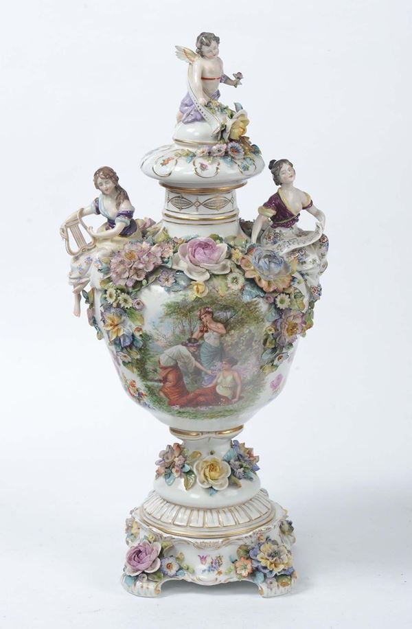 Vaso in porcellana con decorazione policroma con fiori in  rilievo