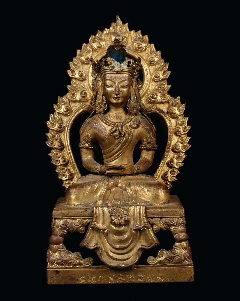 Gilt bronze Amitayus with inscription, China, Qing Dynasty, Qianlong Period (1736-1795), on the base mark of the Qianlong period, h cm 21  - Auction Fine Chinese Works of Art - Cambi Casa d'Aste