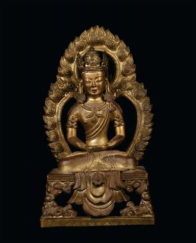 Amitayus in Bronzo Dorato con Iscrizione, Cina, Dinastia Qing, Periodo Qianlong (1736-1795)