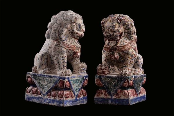 Coppia di leoni in legno intagliato e laccato, Cina, Dinastia Qing, XIX secolo
