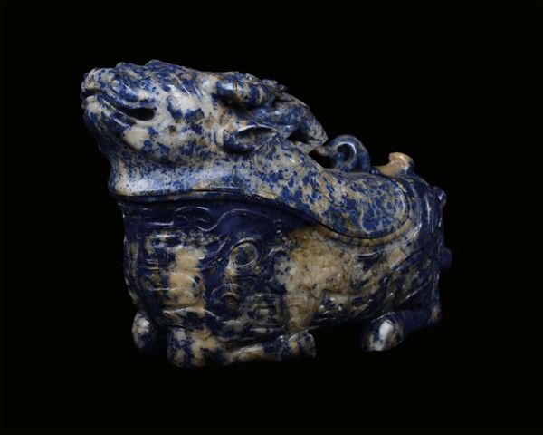 Vasetto contenitore in lapislazulo a forma di animale fantastico, Cina, Dinastia Qing, inizio del XIX secolo