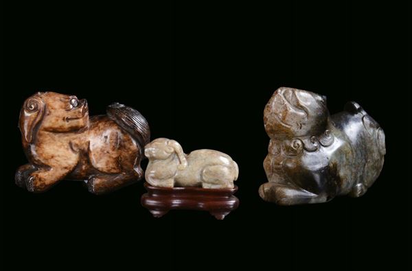Tre animali fantastici in giada di diverse qualità, Cina, XX secolo