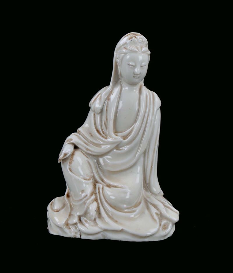 Small Blanc de Chine porcelain Guanyin, China, Dehua, Qing Dynasty, Kangxi period (1662-1722) h cm 14  - Auction Antique and Old Masters - II - Cambi Casa d'Aste
