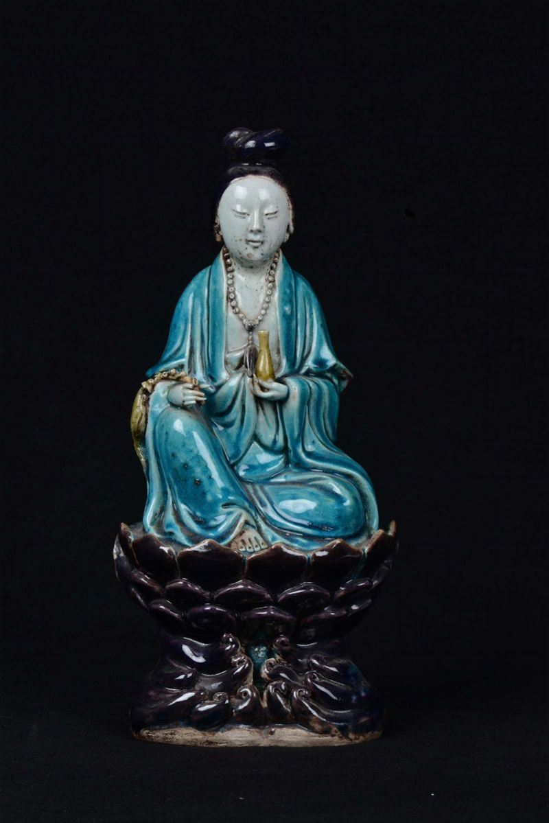 Sitting Guanyin on a polychrome porcelain lotus flower, China, Qing Dynasty, Kangxi Period (1662-1722) light blue and aubergine tone, h cm 33  - Auction Antique and Old Masters - II - Cambi Casa d'Aste