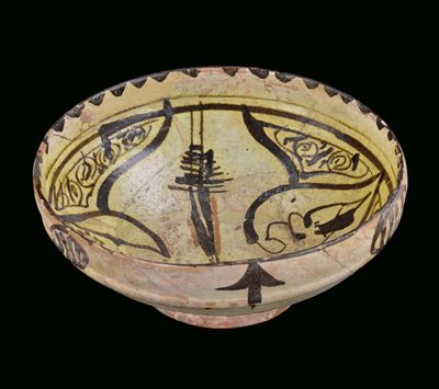 Ciotolina Nishapur in Terracotta Ingobbiata e Decorata con Motivi Stilizzati, Iran XVI Secolo