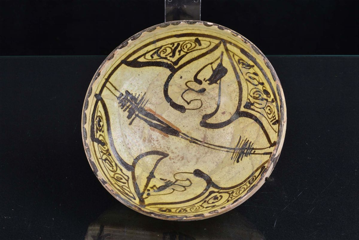 Ciotolina Nishapur in Terracotta Ingobbiata e Decorata con Motivi Stilizzati, Iran XVI Secolo